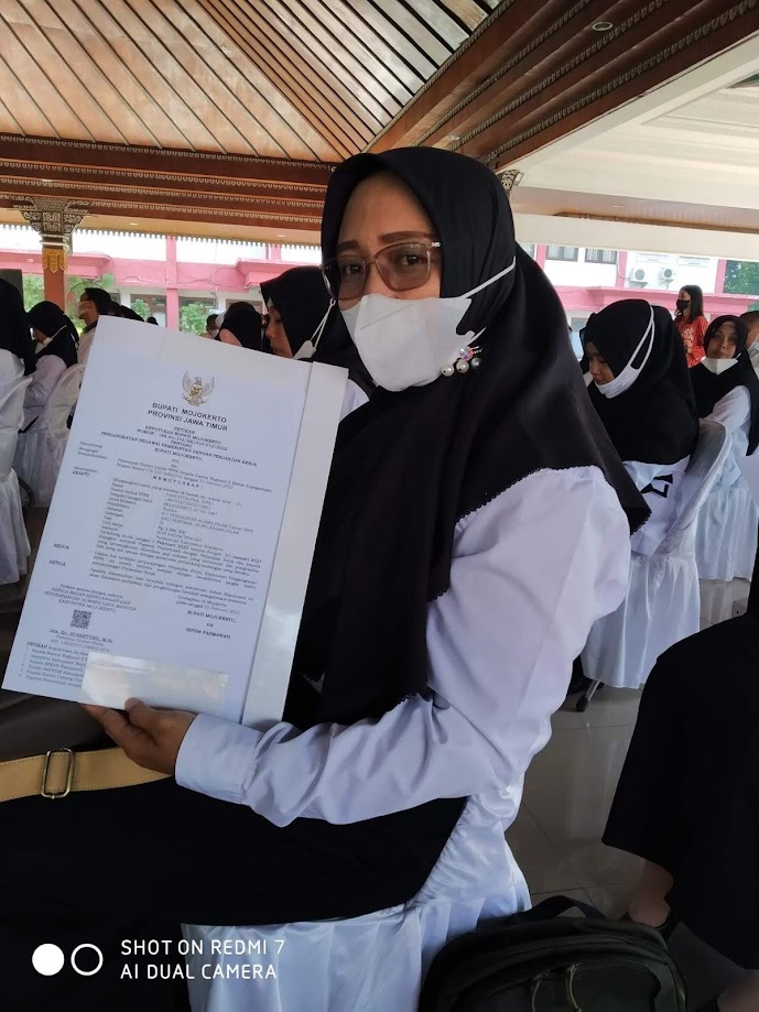 Diah Pitaloka menunjukkan petikan SK Bupati Mojokerto di Pendopo Graha Maja Tama